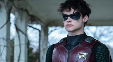 Titãs: Curran Walters se prepara pra viver o Capuz Vermelho