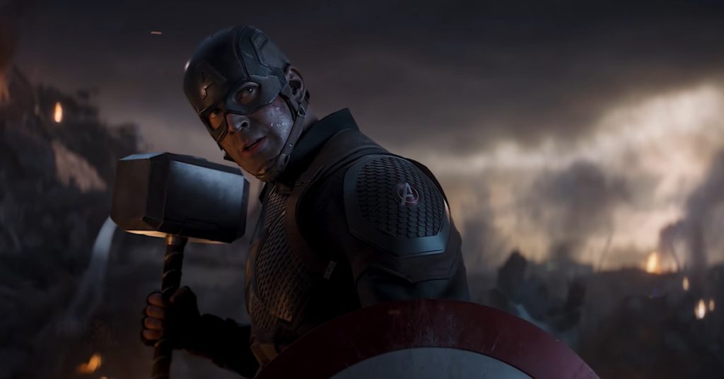 Chris Evans como Capitão América segurando o martelo Mjolnir em Vingadores: Ultimato