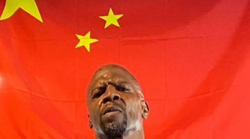 Terry Crews posa com bandeira da China e é criticado: ‘comunista’