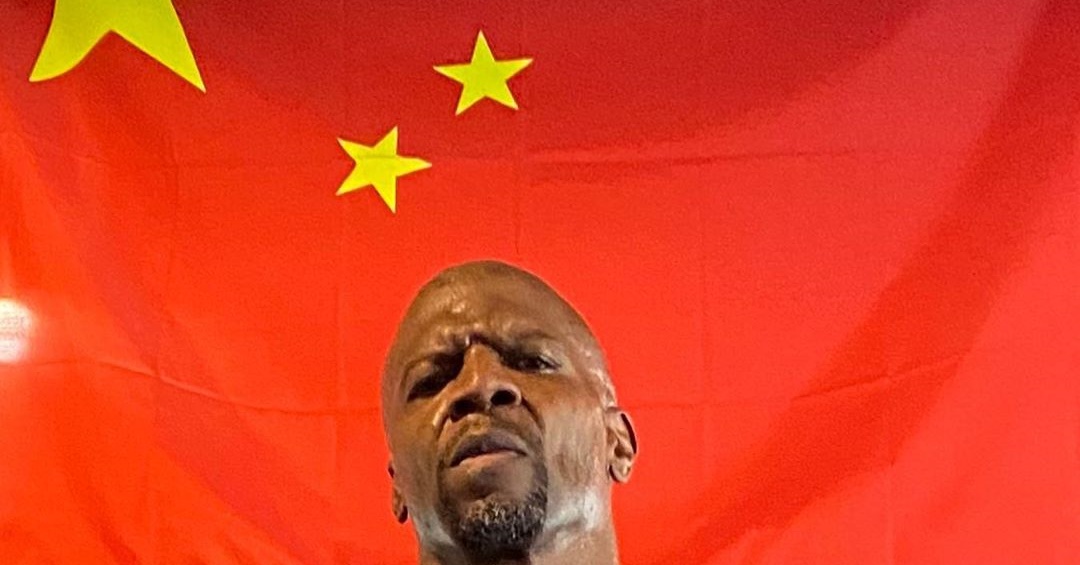 Terry Crews posa com bandeira da China e é criticado: ‘comunista’