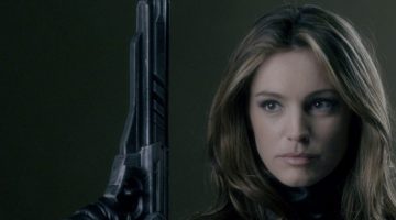 Atriz de Smallville flagra ladrão roubando joias em sua casa