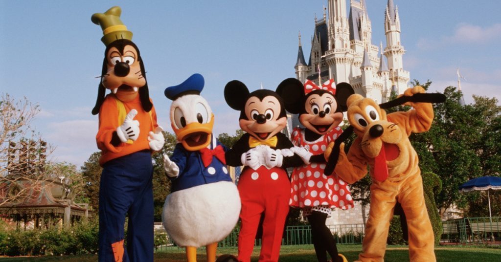 Casal confunde Disney com Disney+ e gasta R$ 50 mil no lugar errado