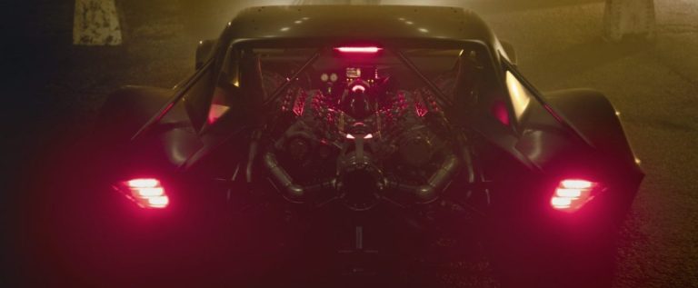 Batman: Parte II: mulher aparece no Batmóvel; é Scarlett Johansson?