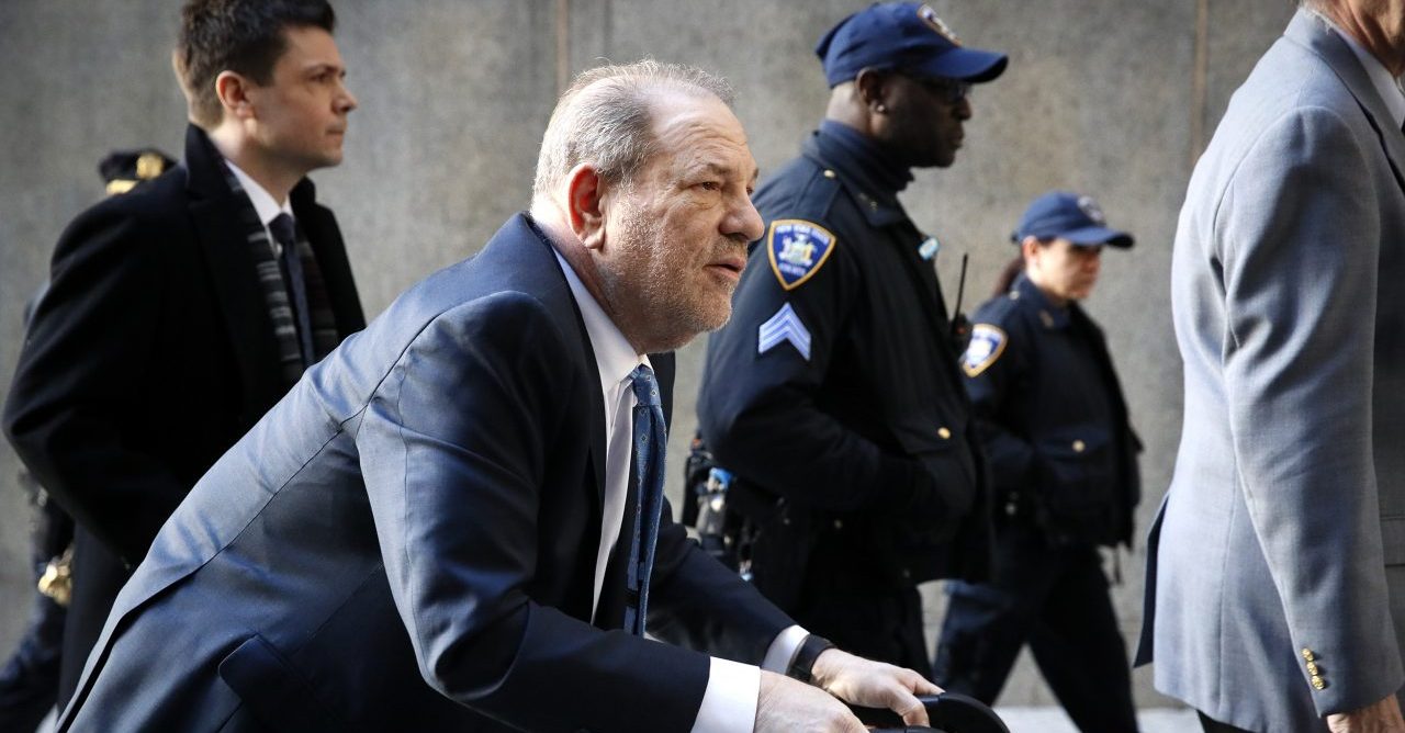 Harvey Weinstein testa positivo para coronavírus dentro da prisão