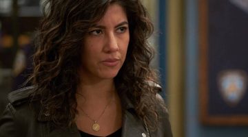 Atriz de Brooklyn 99 mostra interesse no papel de Batwoman