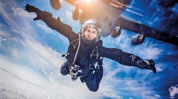 Tom Cruise salta de helicóptero para divulgar Missão Impossível 7
