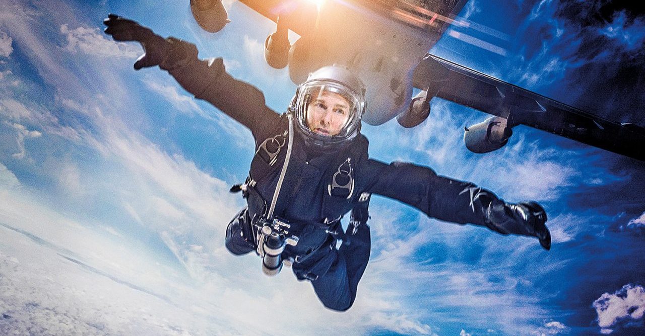 Tom Cruise salta de helicóptero para divulgar Missão Impossível 7