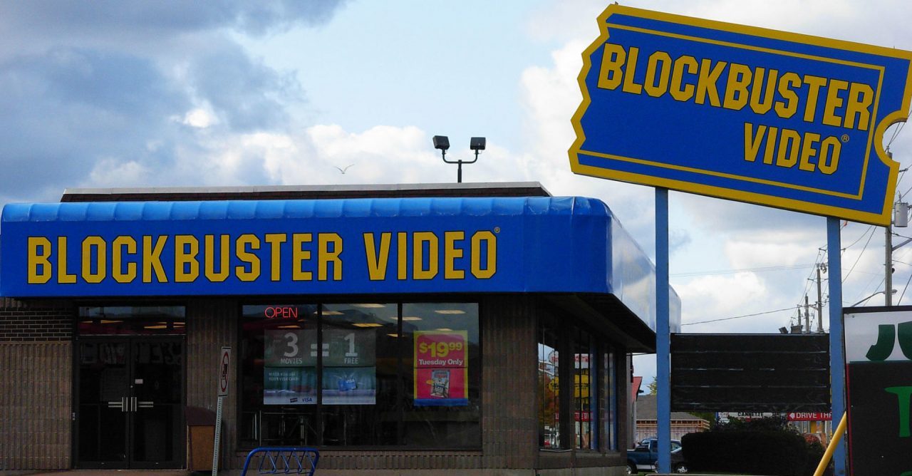 Blockbuster ressuscita apenas para zoar a polêmica das taxas extras da Netflix