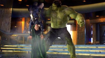 Em HQ, Hulk sentiu na pele o que fez com Loki no 1º filme dos Vingadores