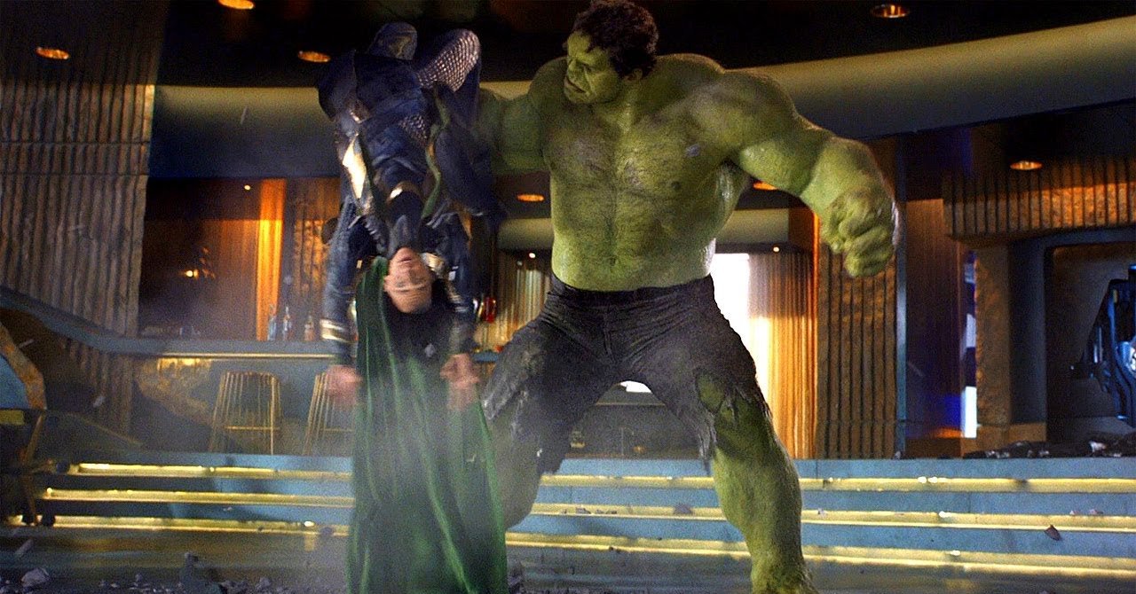 Em HQ, Hulk sentiu na pele o que fez com Loki no 1º filme dos Vingadores