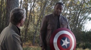 Anthony Mackie é flagrado gravando com o novo traje do Capitão América