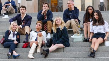 Ao contrário da original, nova Gossip Girl revela garota do blog no 1º episódio