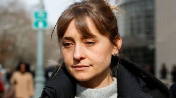 Anos após prisão: Allison Mack, de Smallville, pede perdão por tráfico de mulheres