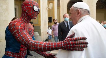 Homem-Aranha presenteia Papa Francisco com máscara do personagem