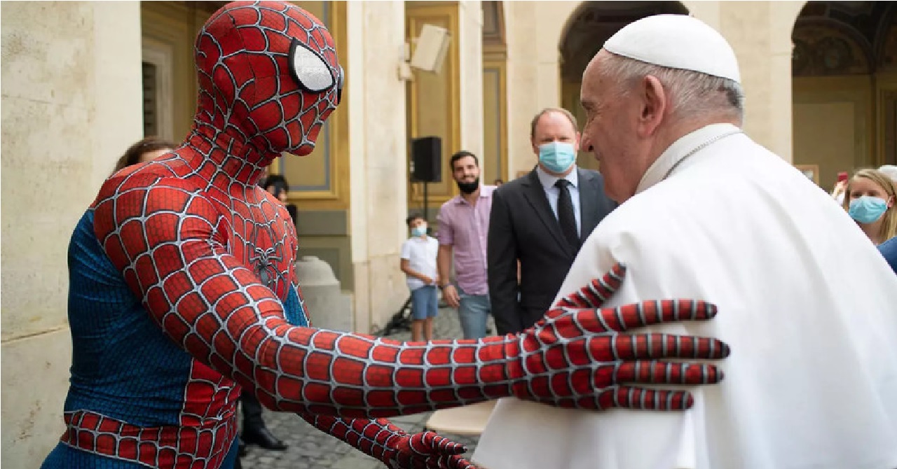 Homem-Aranha presenteia Papa Francisco com máscara do personagem