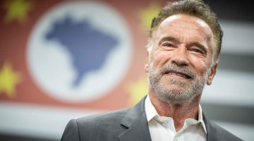 Arnold Schwarzenegger cobre buraco de rua por conta própria