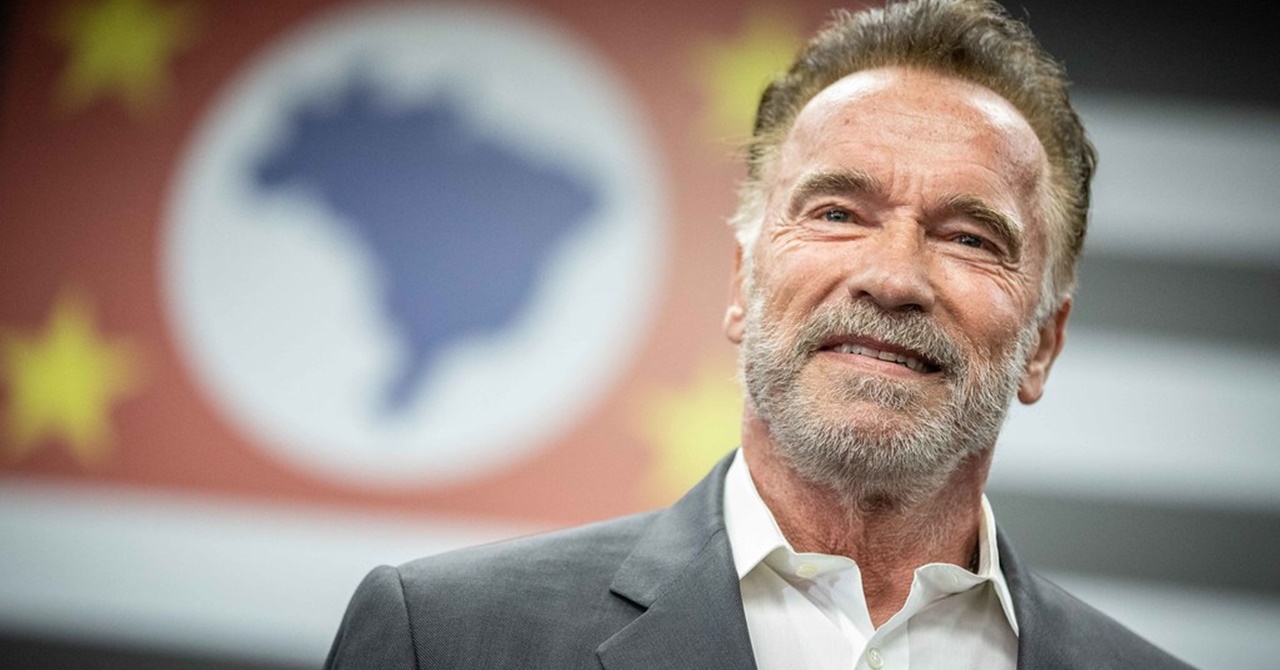 Arnold Schwarzenegger surge irreconhecível como Papai Noel em filme natalino
