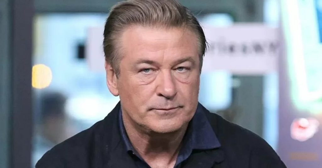 Alec Baldwin volta a atuar após 5 meses do disparo acidental que matou diretora