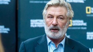 Pouco antes da tragédia, Alec Baldwin tinha postado foto ensanguentado no set