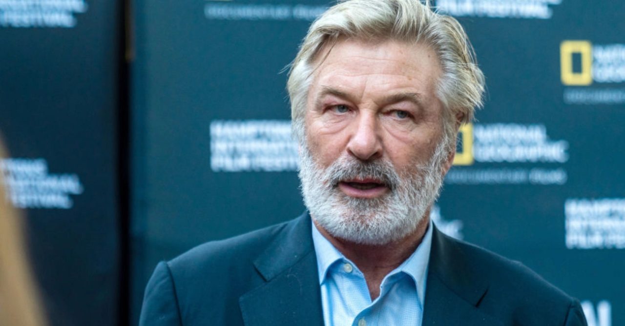 Pouco antes da tragédia, Alec Baldwin tinha postado foto ensanguentado no set