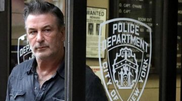 Vaza vídeo do momento em que Alec Baldwin descobre que diretora faleceu