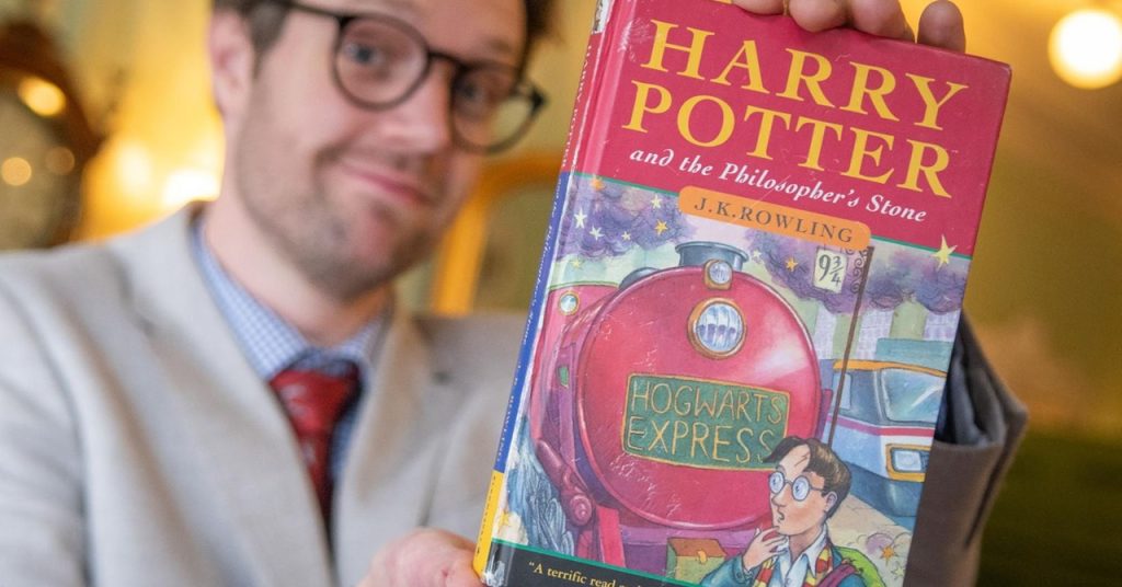 Harry Potter ‘da vida real’ vende edição raríssima de A Pedra Filosofal
