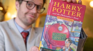 Harry Potter ‘da vida real’ vende edição raríssima de A Pedra Filosofal