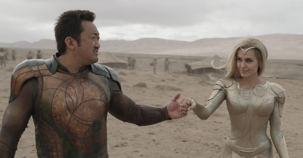 Esqueça o nariz empinado da crítica: Eternos é um filme incrível (texto sem spoilers)