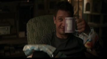 ‘Thanos Estava Certo’: caneca do Gavião Arqueiro é O MELHOR easter egg da série
