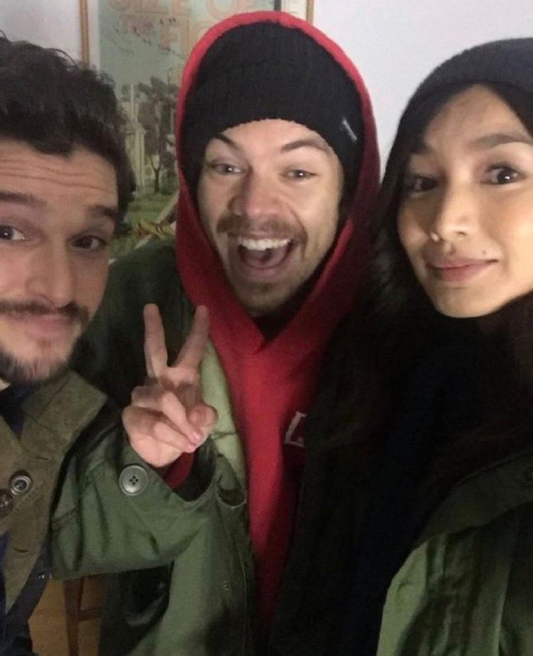 Harry Styles se diverte com Kit Harington e Gemma Chan nos bastidores de Eternos