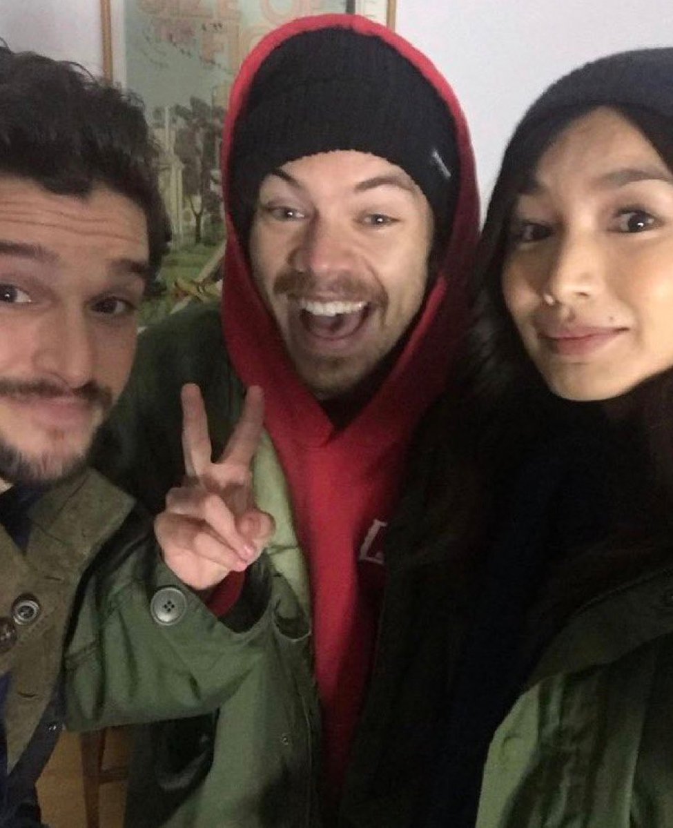 Harry Styles se diverte com Kit Harington e Gemma Chan nos bastidores de Eternos