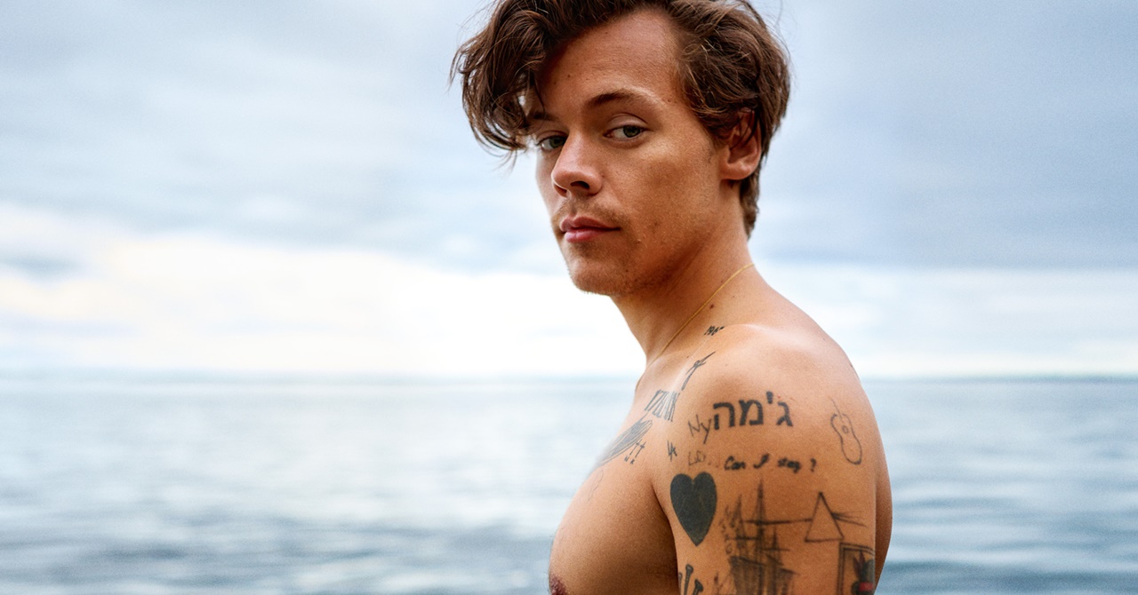 Eternos: atriz posta foto de Harry Styles caracterizado para uma cena deletada