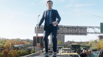 Mulher surta com spoilers de Homem-Aranha 3 e agride crianças com spray de pimenta