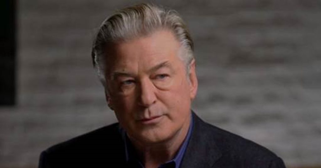 Entrevista de Alec Baldwin após tragédia está disponível gratuitamente e em português