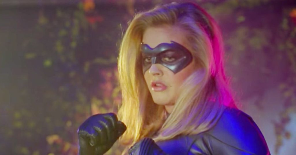 Alicia Silverstone relembra traje desconfortável de Batgirl nos anos 1990