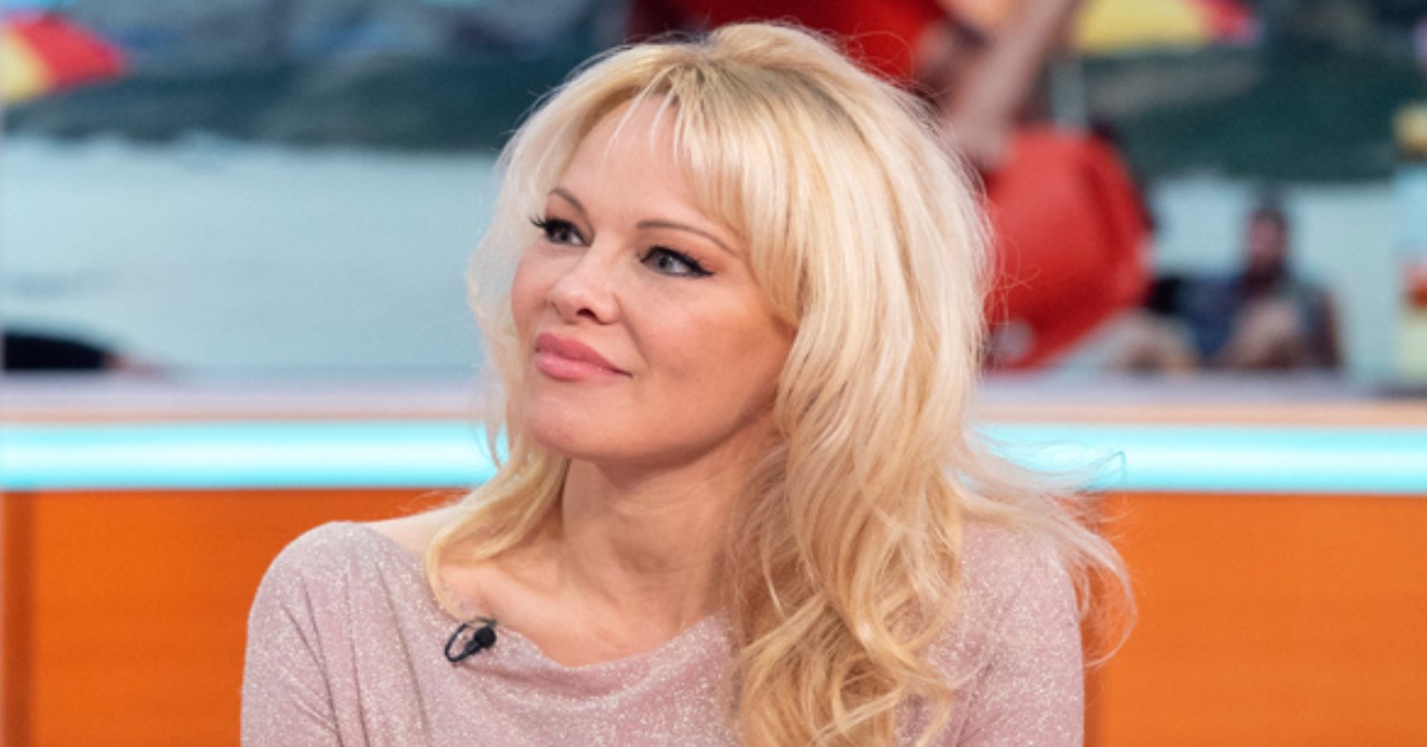 Pamela Anderson retorna de maneira surpreendente e é indicada ao Globo de Ouro