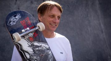 Imagens fortes: Tony Hawk sofre grave acidente de skate e mostra raio X sinistro
