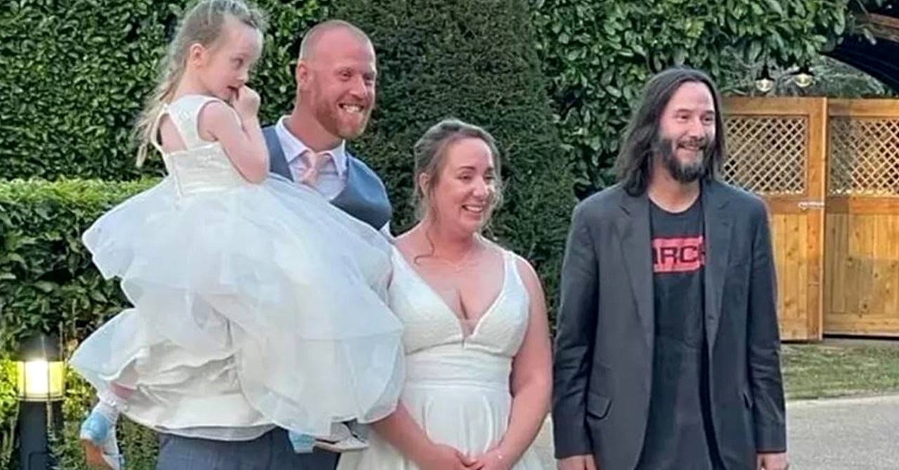 Keanu Reeves comparece a casamento de pessoas desconhecidas