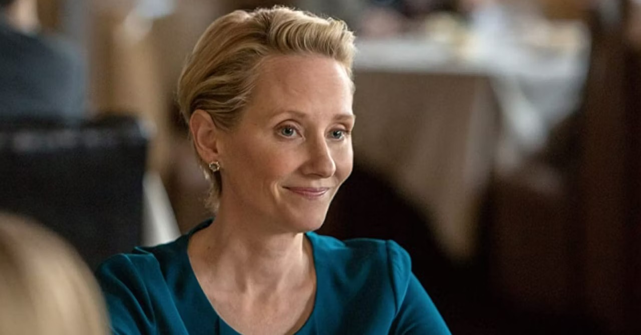 Atriz Anne Heche permanece em coma após grave acidente de carro