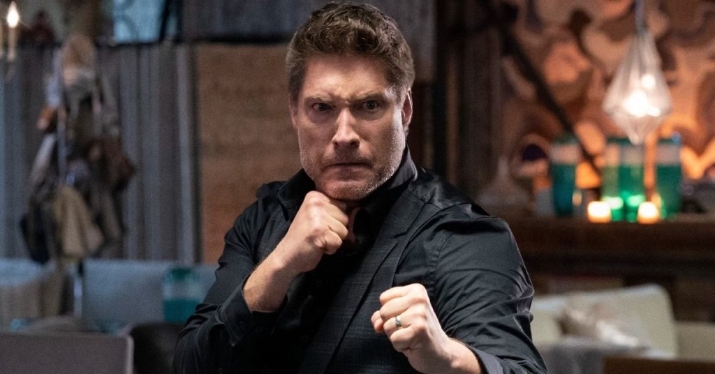 Fotos da 5ª temporada de Cobra Kai revelam retorno de vilão de Karatê Kid 3