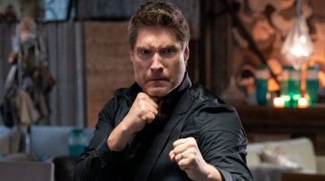 Fotos da 5ª temporada de Cobra Kai revelam retorno de vilão de Karatê Kid 3