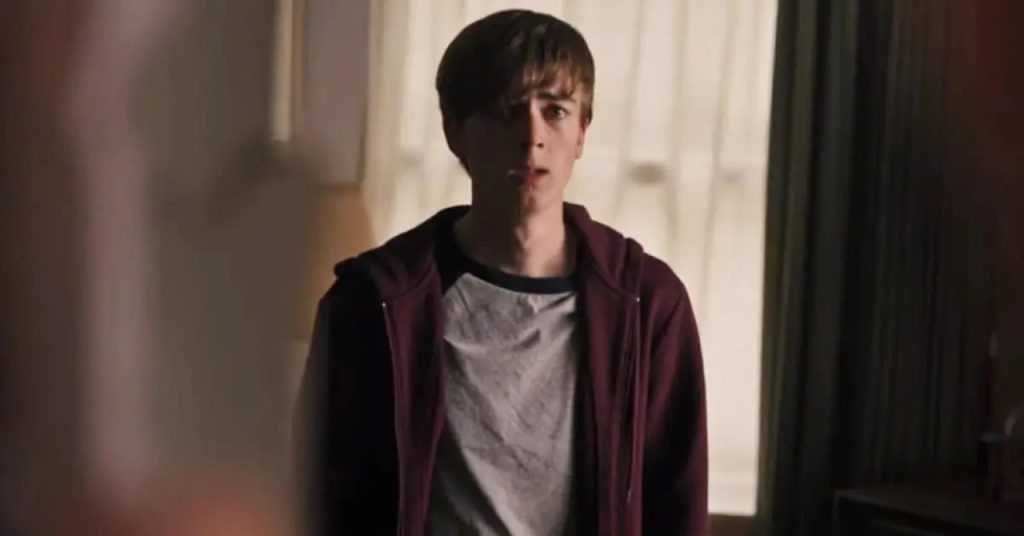 A vida imita a arte? Ator que matou a mãe também viveu assassino em Riverdale