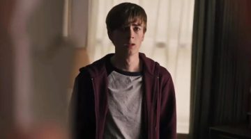 A vida imita a arte? Ator que matou a mãe também viveu assassino em Riverdale