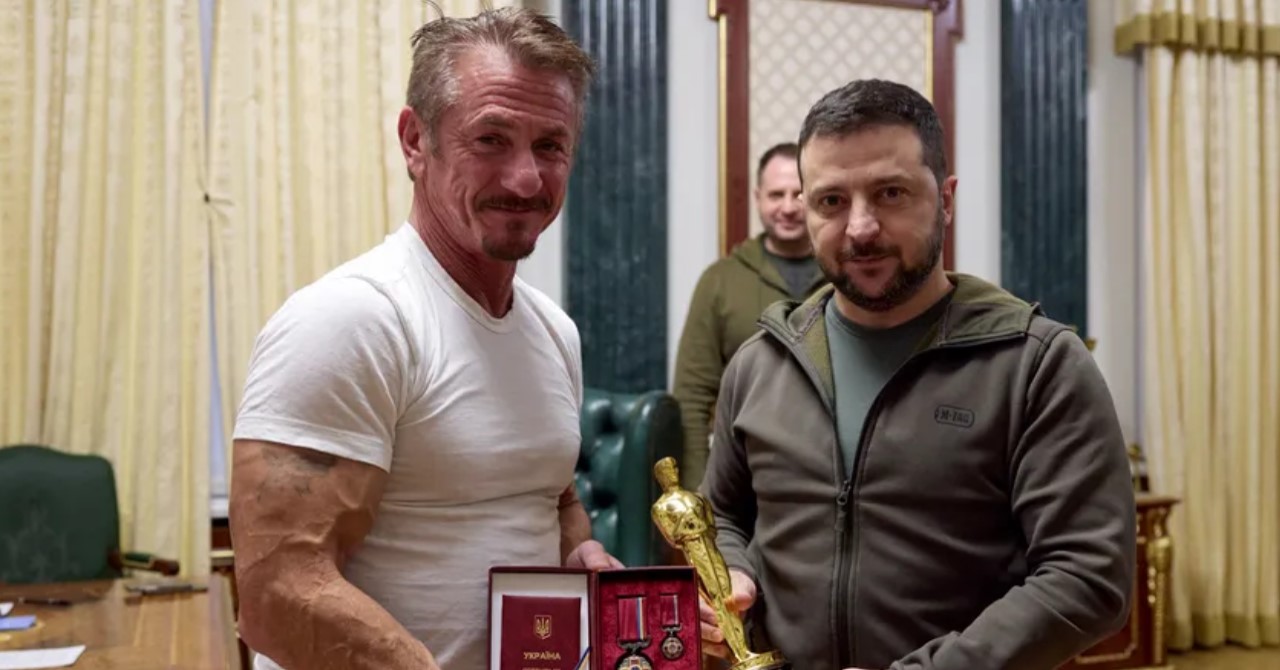 Sean Penn empresta a própria estatueta do Oscar ao presidente da Ucrânia