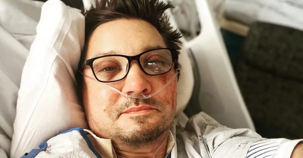 Jeremy Renner mostra o veículo que quase o matou na neve: ‘indo pra casa’
