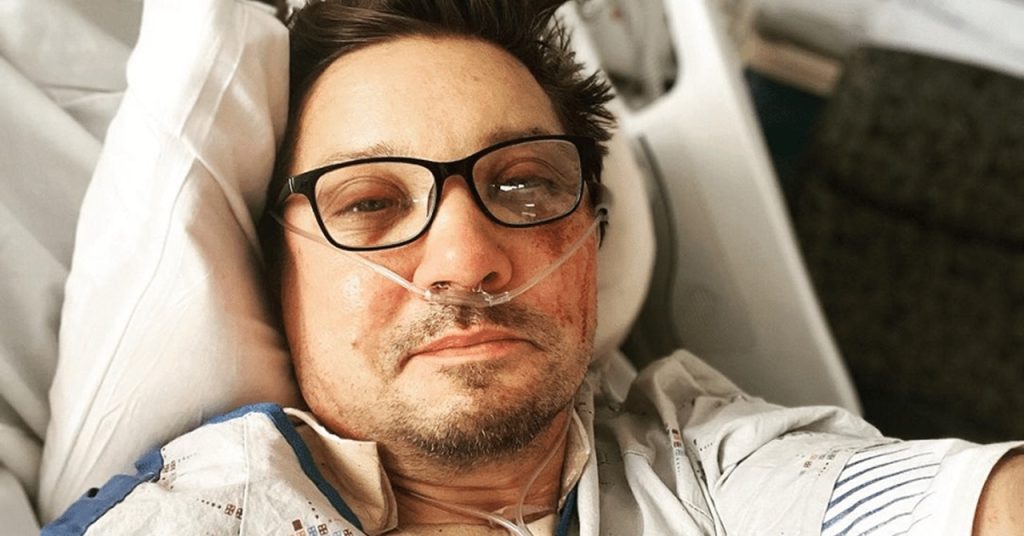 O trabalho não para! No hospital, Jeremy Renner anuncia 2ª temporada de série