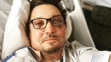 Ainda internado, Jeremy Renner celebra 52 anos em foto com equipe do hospital