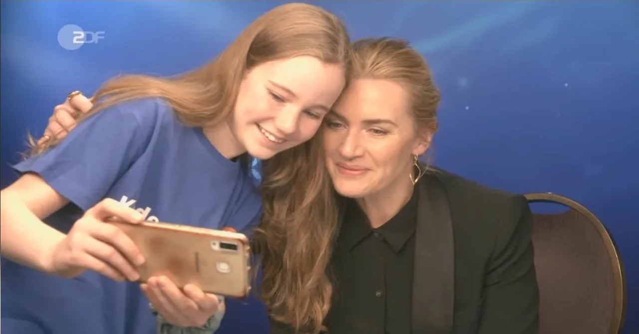 Fofas! Kate Winslet tranquiliza jovem jornalista nervosa em primeira entrevista