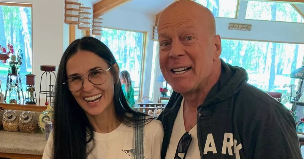 Demi Moore estaria morando com o ex, Bruce Willis, e a atual esposa do ator
