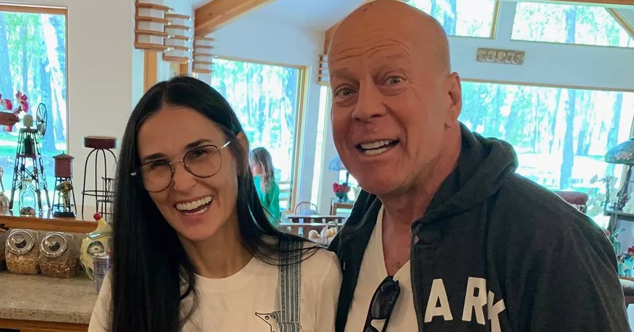 Demi Moore estaria morando com o ex, Bruce Willis, e a atual esposa do ator